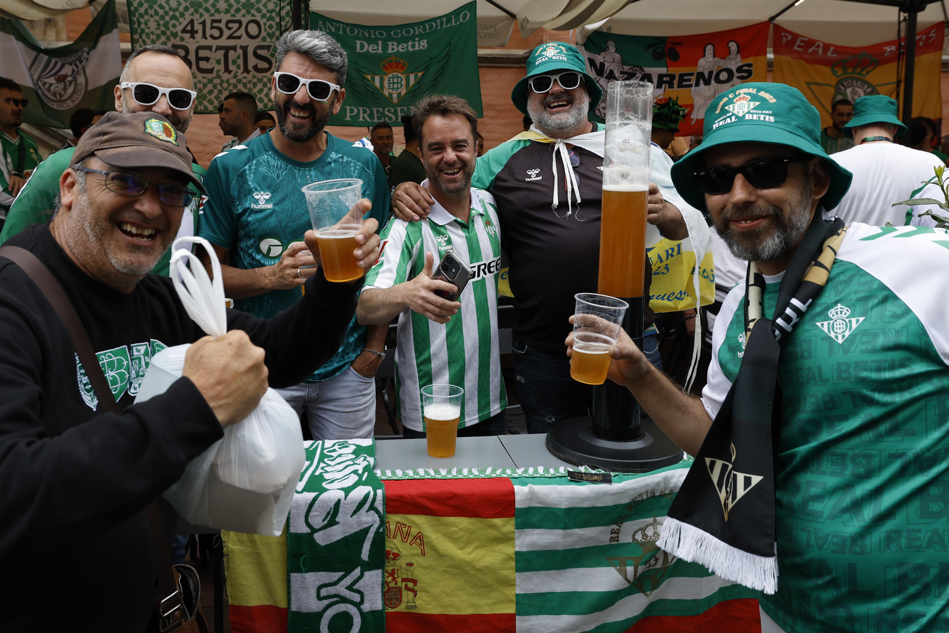 Aficionados del Betis en la Plaza Solny de Breslavia (Polonia) este miércoles previo al partido de la final de la Liga Conferencia ante el Chelsea. EFE/Julio Muñoz