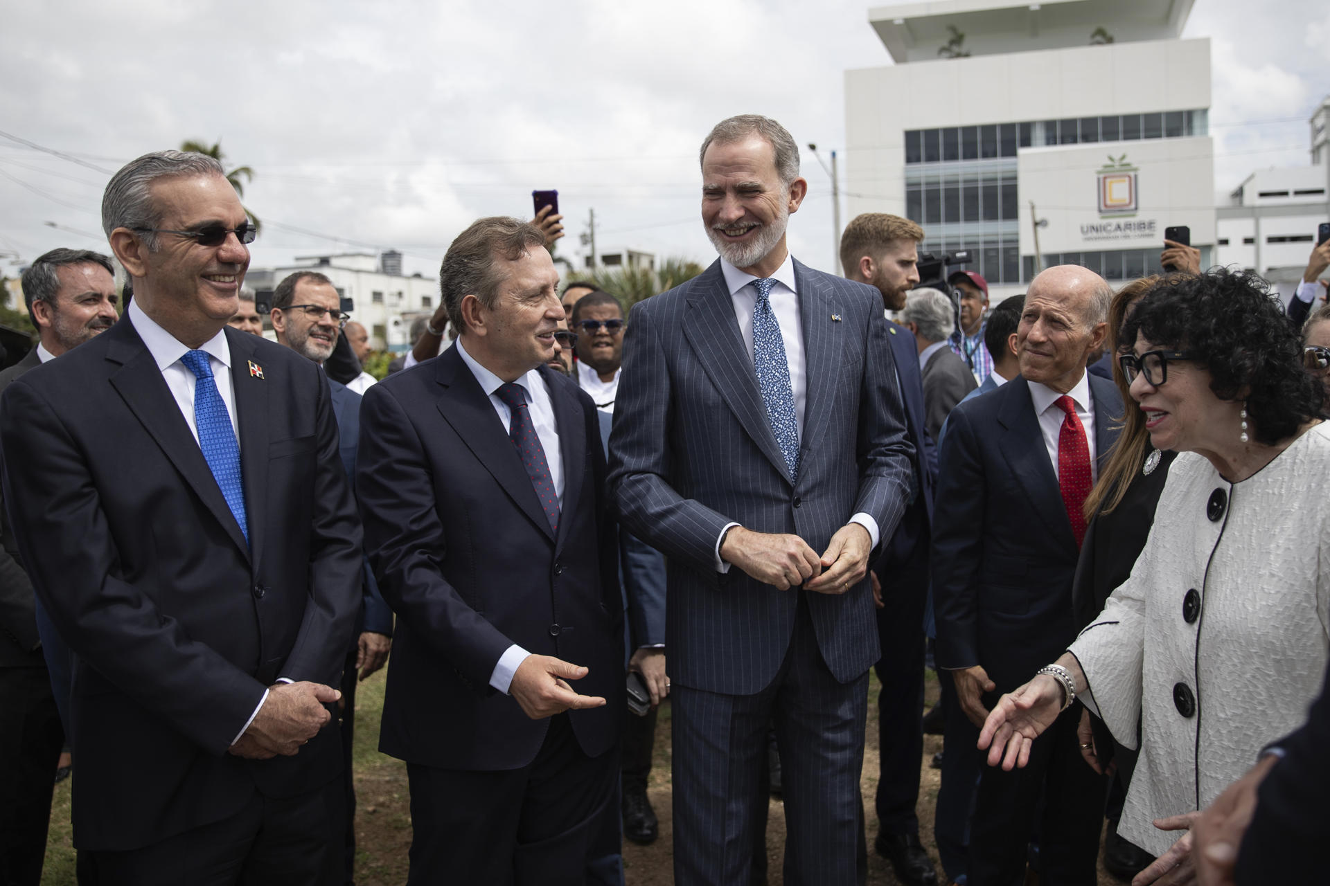 De izquierda a derecha: el presidente de República Dominicana, Luis Abinader; el presidente de la Asociación Mundial de Juristas, el abogado español Javier Cremades; el rey de España, Felipe VI; y la jueza asociada de la Corte Suprema de los Estados Unidos, Sonia Sotomayor, durante la inauguración del Monumento a la Paz y la Libertad, este martes en Santo Domingo. EFE/ Orlando Barría