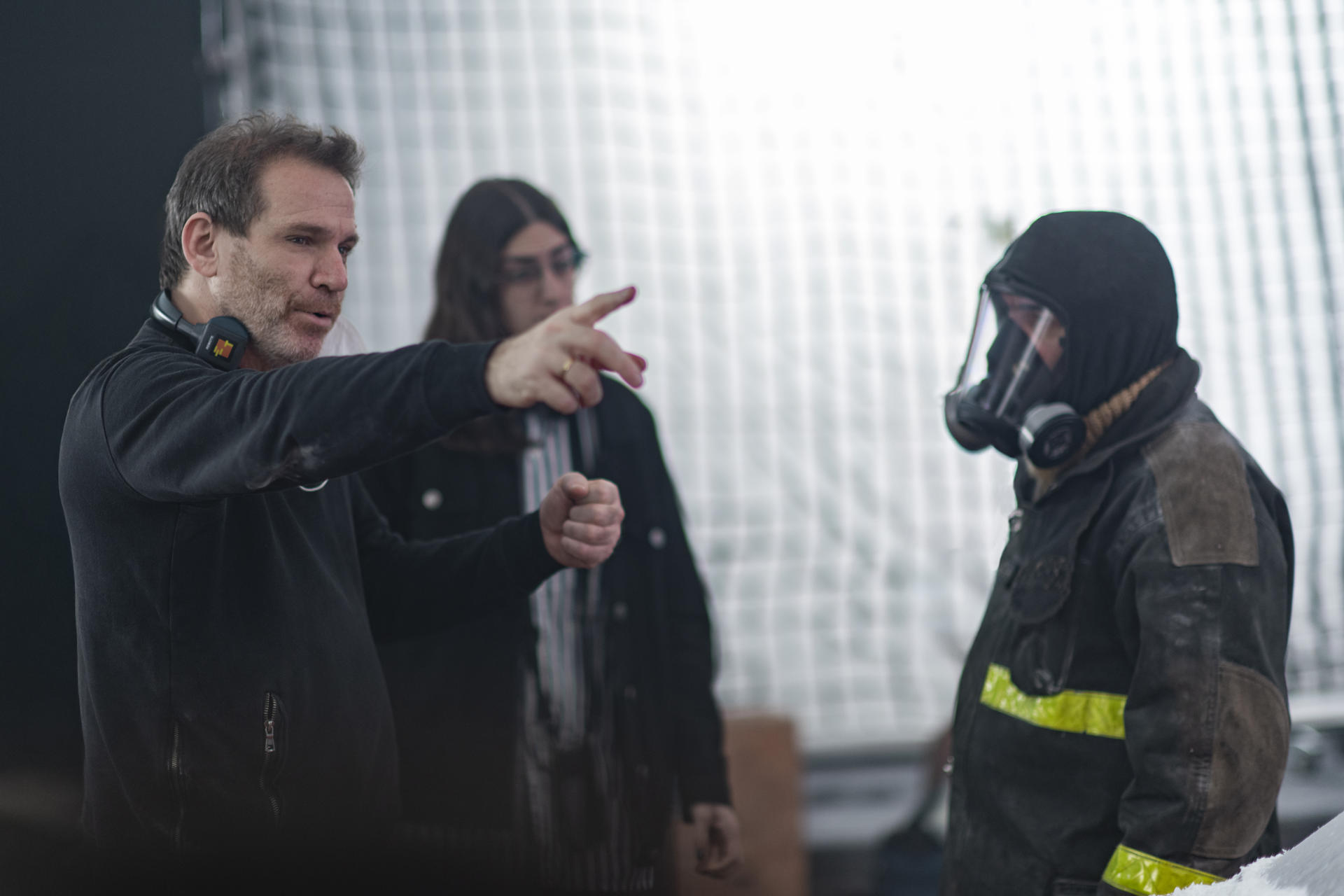 Fotografía cedida por Netflix que muestra al director Bruno Stagnaro (i) durante el rodaje de la serie argentina 'El Eternauta'. EFE/ Marcos Ludevid / Netflix