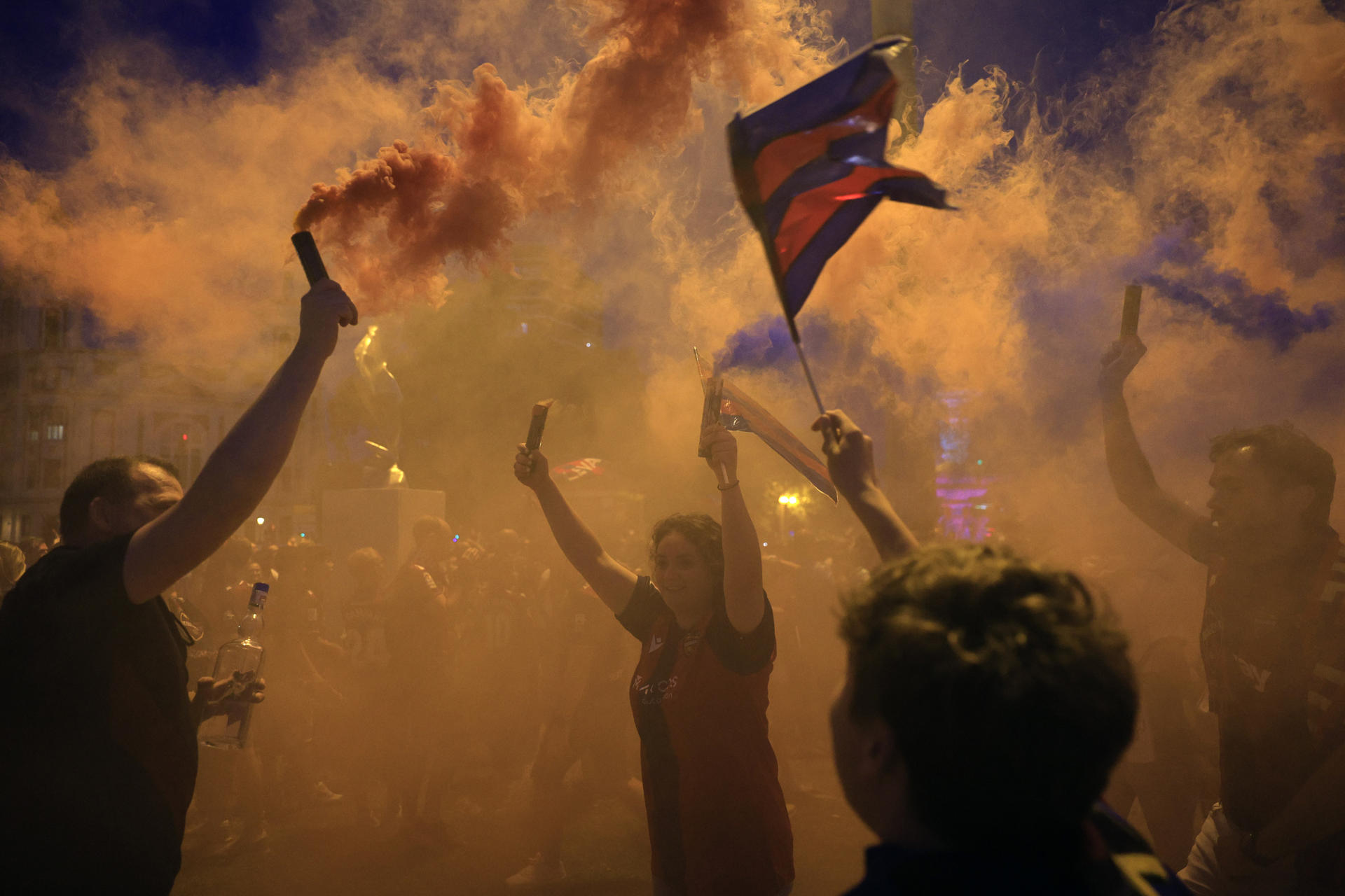 Aficionados del Levante celebran el ascenso de su equipo a Primera División este domingo en la Fuente de las Cuatro Estaciones de Valencia. EFE/Kai Forsterling
