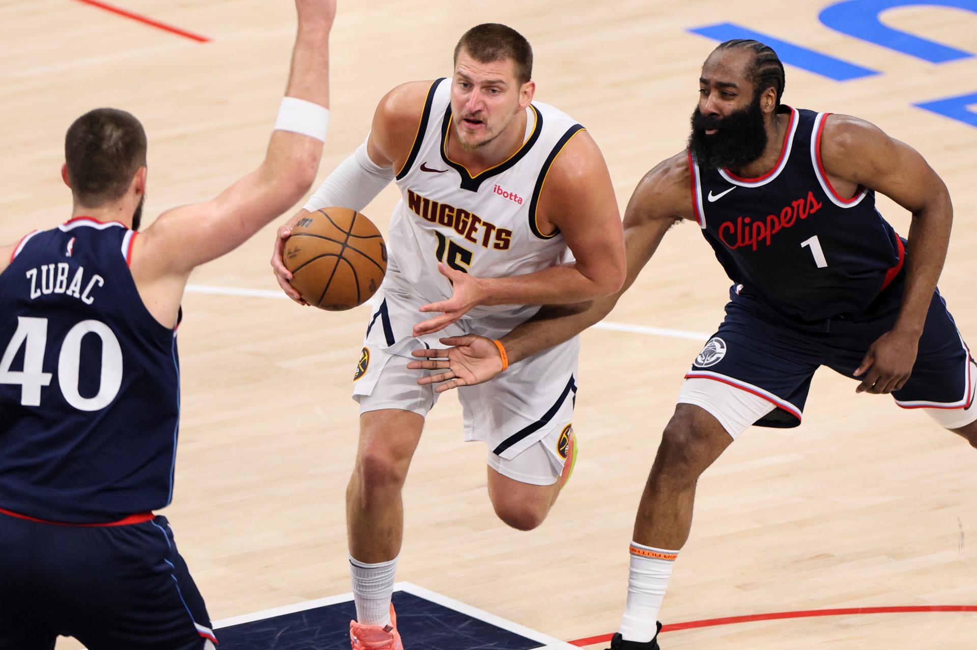 Nikola Jokic (C), de los Denver Nuggets, entra a canasta entre James Harden (D) e Ivica Zubac, de Los Angeles Clippers. EFE/EPA/ALLISON DINNER SHUTTERSTOCK OUT
```