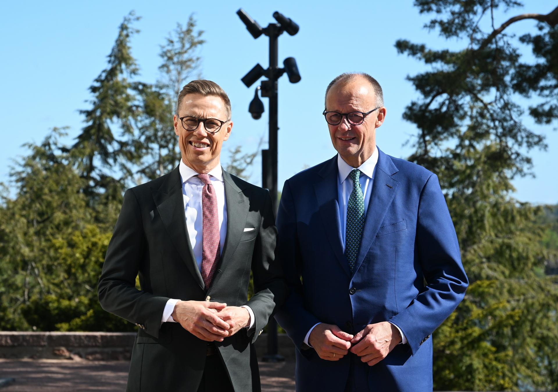 El presidente de Finlandia, Alexander Stubb (i), recibe al canciller alemán, Friedrich Merz, en Turku, Finlandia, el 27 de mayo de 2025. EFE/EPA/KIMMO BRANDT