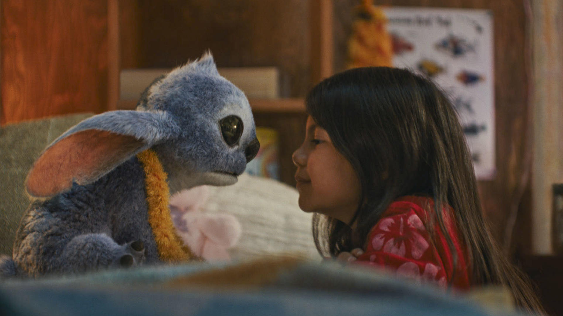 Fotograma en el que aparecen el personaje de ficción Stitch (i) y la joven actriz Maia Kealoha (d) como Lilo en la película de acción real de Disney, Lilo & Stitch. Reinterpretación en acción real del clásico animado de Disney de 2002. EFE/ Disney SOLO USO EDITORIAL/SOLO DISPONIBLE PARA ILUSTRAR LA NOTICIA QUE ACOMPAÑA (CRÉDITO OBLIGATORIO)