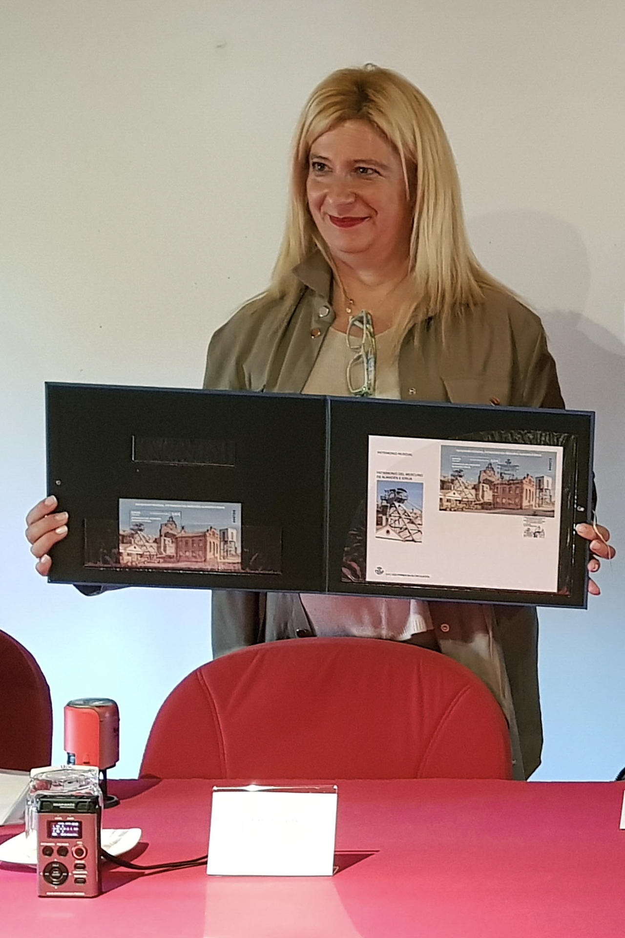 La directora de Relaciones Institucionales y Filatelia de Correos, Leire Díez , durante la presentación de un bloque-sello conmemorativo del décimo aniversario de la declaración del mercurio de Almadén como Patrimonio de la Humanidad, que acordó en julio de 2012 el Comité del Patrimonio Mundial de la Unesco, emitido por Correos. EFE/ Miguel Ángel Risco