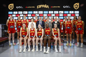 El presidente del Consejo Superior de Deportes, José Manuel Rodríguez Uribes, posa con las jugadoras de la selección femenina de baloncesto convocadas para el Eurobasket 2025 que se disputará del 18 al 29 de junio en República Checa, Alemania, Grecia e Italia. EFE/ Juan Carlos Hidalgo