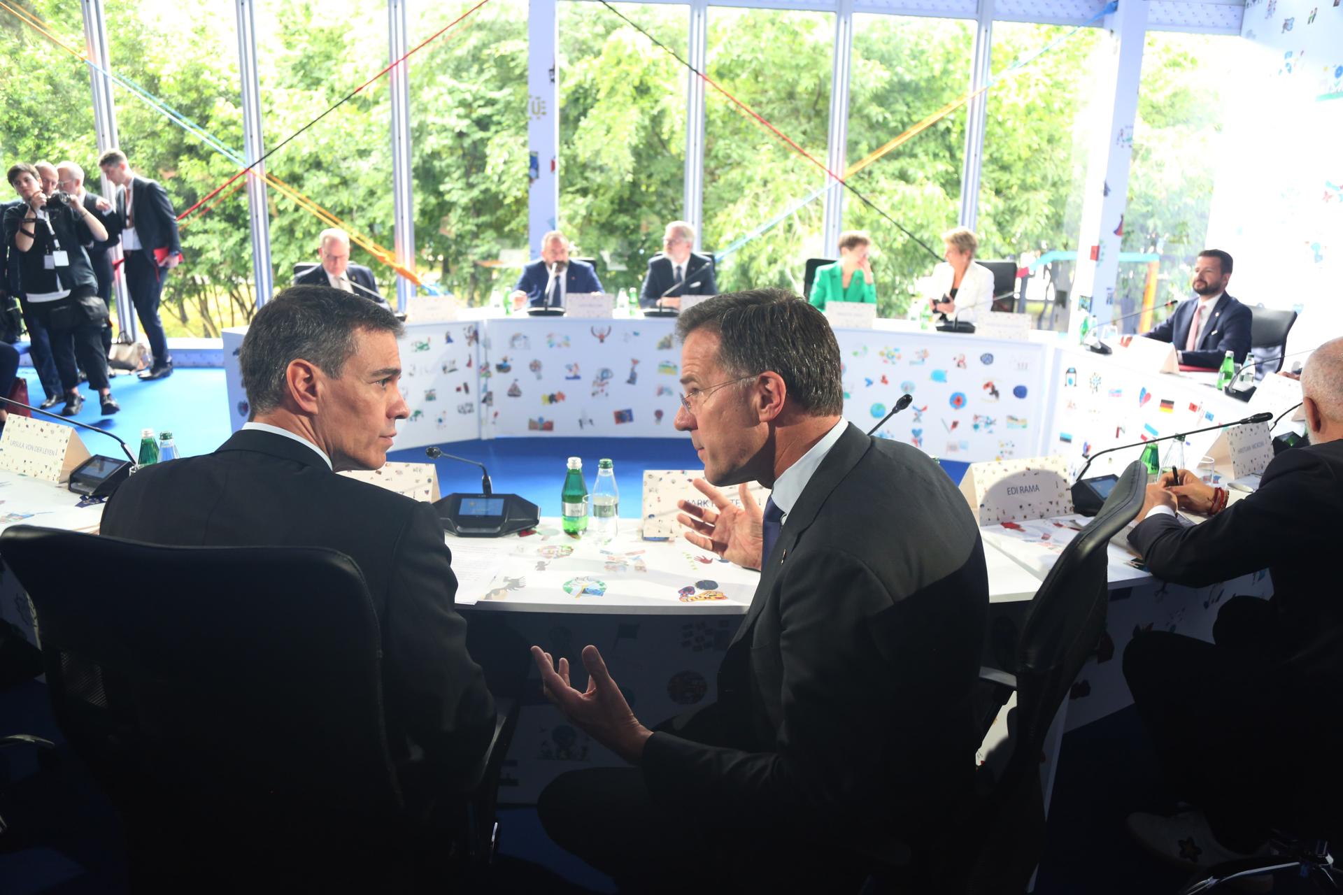 El Primer Ministro español Pedro Sánchez (I) y el Secretario General de la OTAN, Mark Rutte, asisten a la 6ª Cumbre de la Comunidad Política Europea (CPE) en Tirana, Albania, el 16 de mayo de 2025. La reunión reúne a líderes de todo el continente bajo el tema "Nueva Europa en un mundo nuevo: unidad - cooperación - acción conjunta". (España) EFE/EPA/MALTON DIBRA