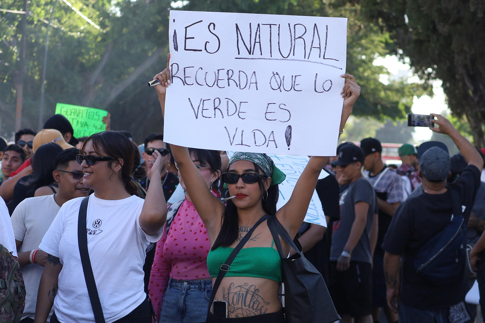 Personas participan en la ‘Marcha de la Marihuana’ este sábado, en Guadalajara (México). EFE/ Francisco Guasco