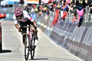 El ecuatoriano Richard Carapaz en la línea de meta en San Valentino Italia. EFE/EPA/LUCA ZENNARO