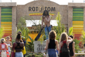 Estatua de Bob Marley que preside la avenida de entrada al Rototom Sinsplash, el festival de música reggae más importante del mundo . EFE/Doménech Castelló