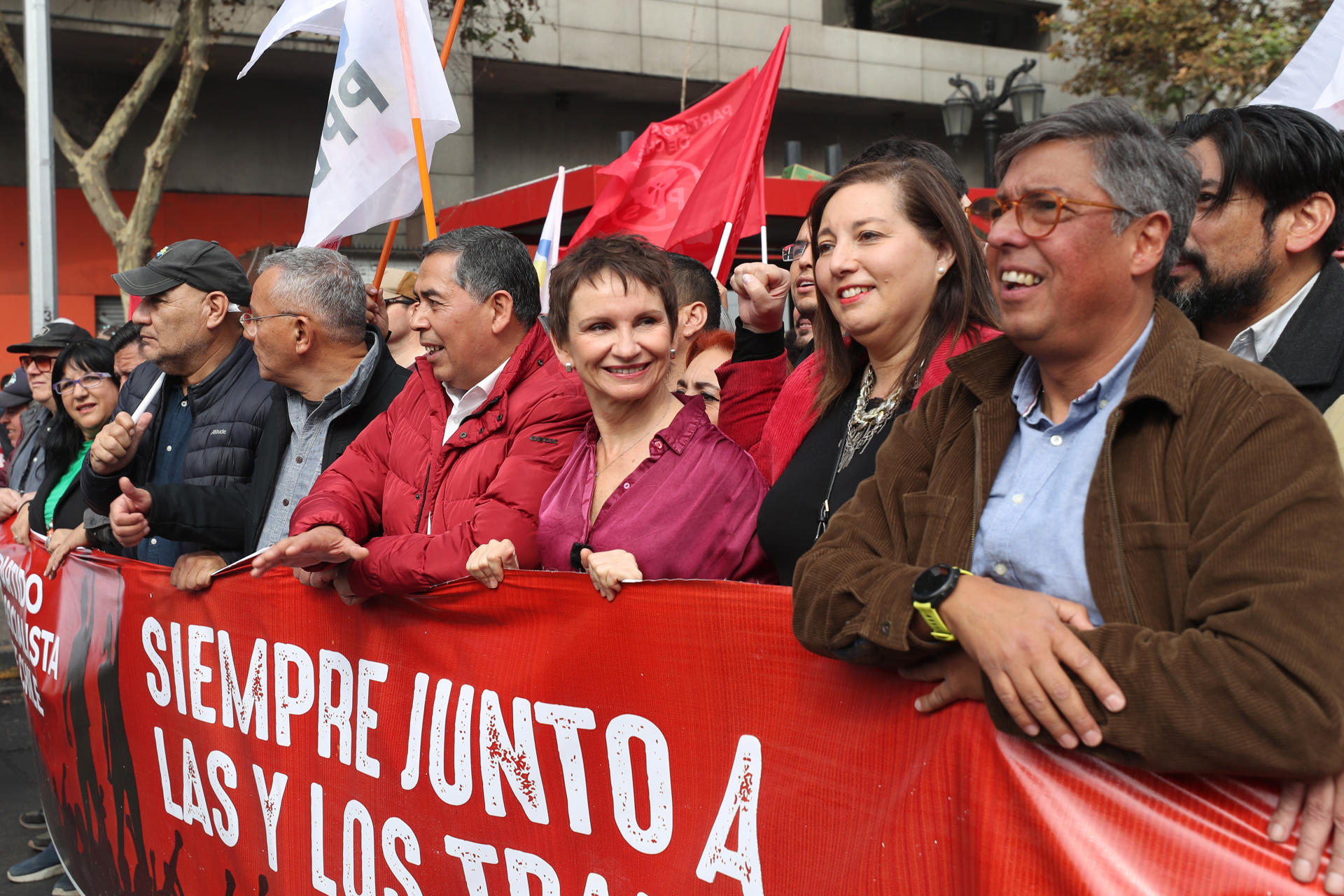 La candidata oficialista a las primarias presidenciales, Carolina Tohá (3d), al marchar este jueves, 1 de mayo, con motivo del Día Internacional del Trabajo, en Santiago de Chile. EFE/Javier Martín