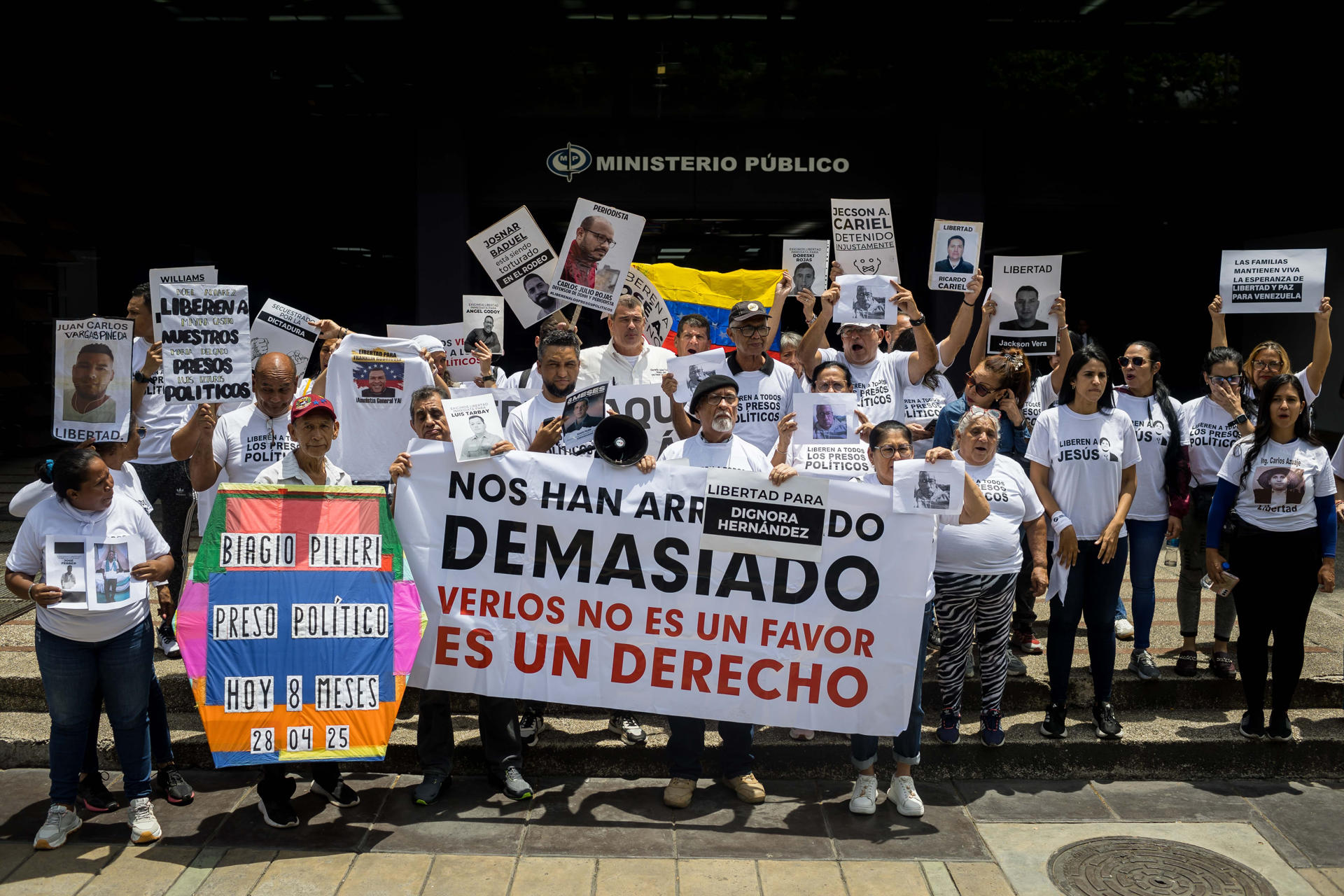 Fotografía de archivo de familiares de reos considerados presos políticos protestan frente a la sede del Ministerio Público para exigir respeto por los derechos de sus allegados, en Caracas (Venezuela). EFE/ Miguel Gutiérrez.