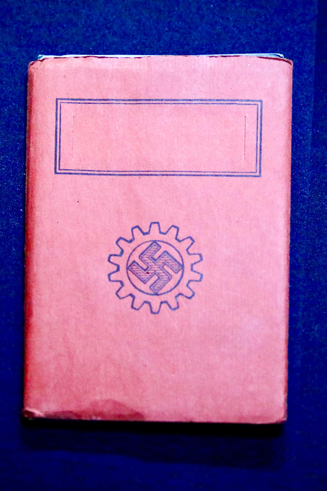 Fotografía cedida por la Corte Suprema de Justicia de un documento relacionado al nazismo. Varias cajas con libretas, postales, fotos y material de propaganda del nazismo que llegaron a Argentina en 1941 como parte de un envío diplomático alemán fueron halladas recientemente en dependencias de la Corte Suprema del país suramericano. EFE/ Corte Suprema de Justicia