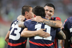 Juan Iturbe (c) de Cerro celebra su gol en un partido de la fase de grupos de la Copa Libertadores. EFE/ Paolo Aguilar
