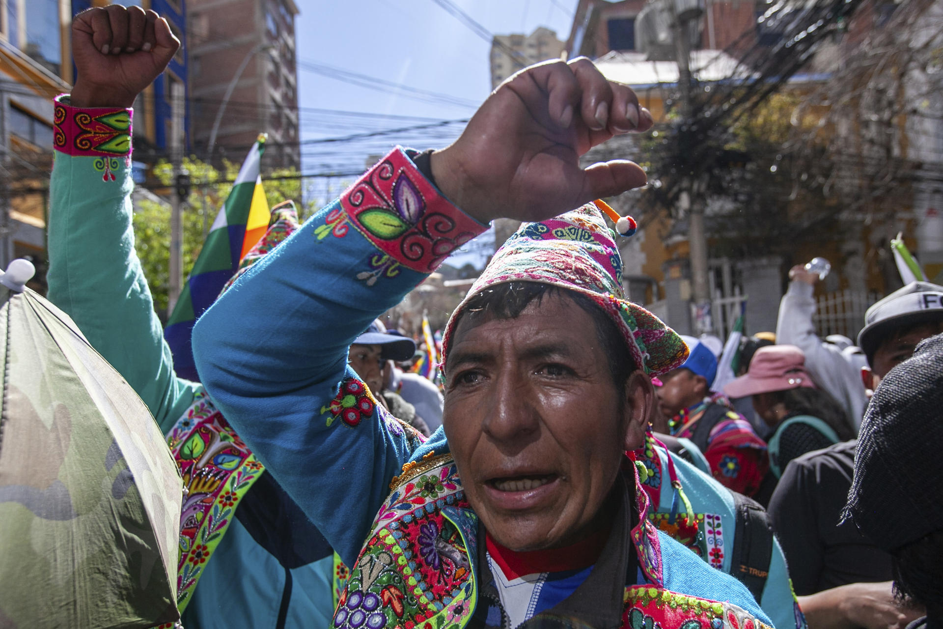 Un seguidor del expresidente de Bolivia Evo Morales (2006-2019) participa en una marcha para llegar a sede del Tribunal Supremo Electoral (TSE) este viernes, en La Paz. EFE/ Esteban Biba