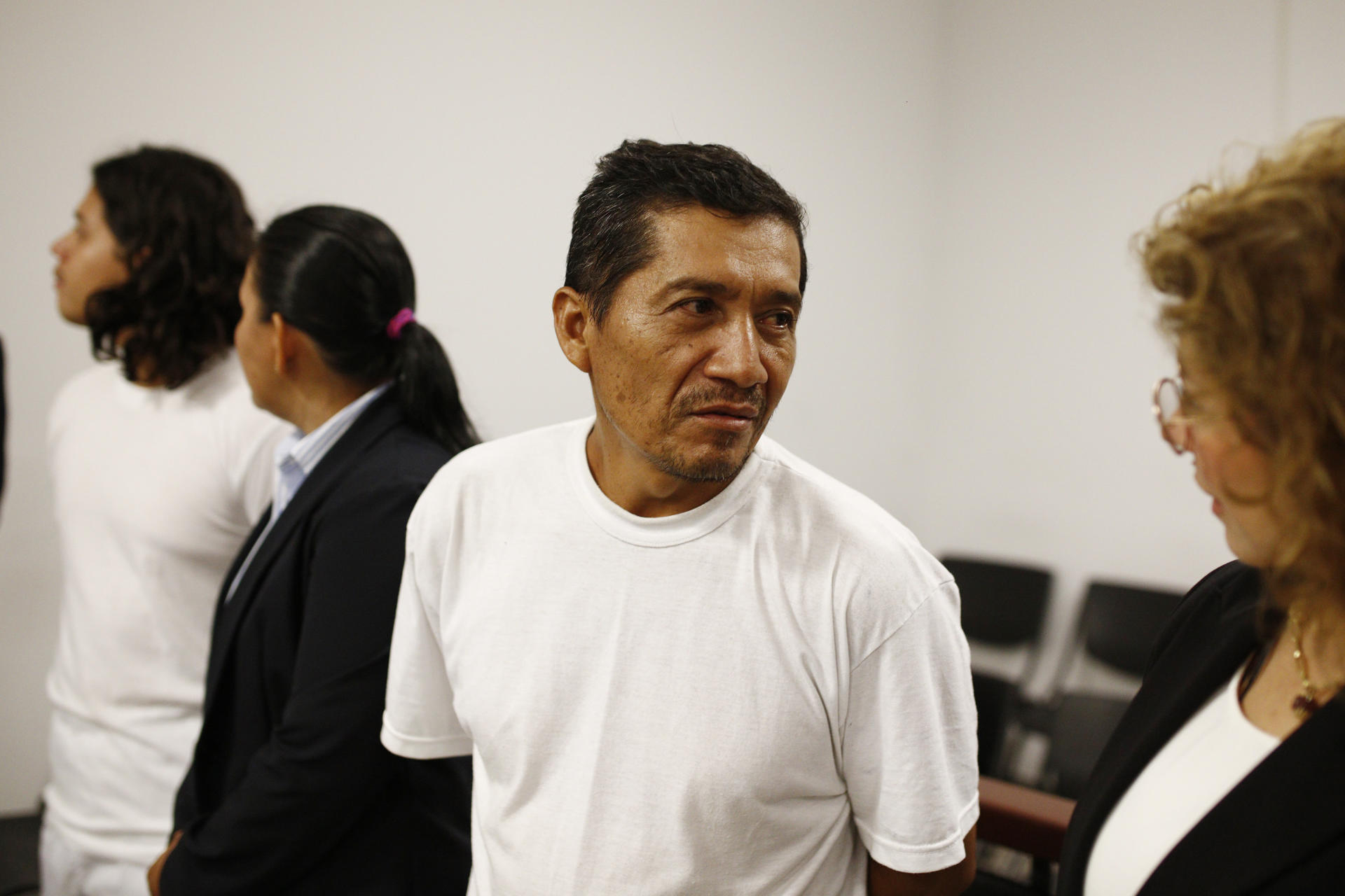 José Ángel Pérez (c), pastor evangélico acusado de desórdenes públicos, asiste a una audiencia en un centro judicial este viernes en Santa Tecla (El Salvador). EFE/Rodrigo Sura
