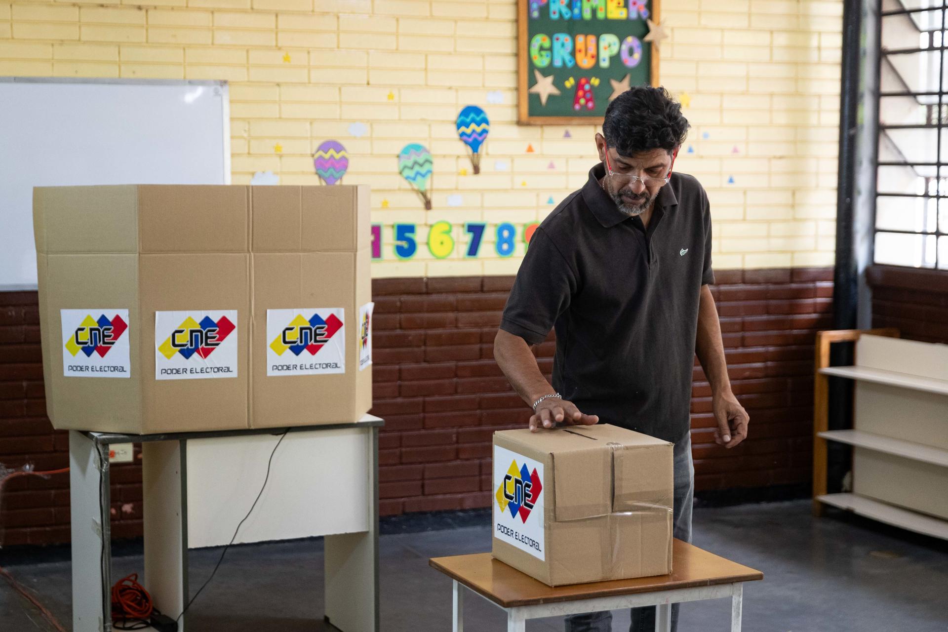 Un hombre vota durante un simulacro electoral este sábado, en Caracas (Venezuela). VEFE/ Ronald Peña R.