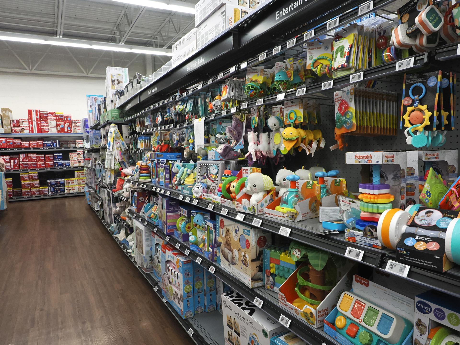 Imagen de juguetes fabricados en China ubicados poara la venta en una tienda minorista Walmart en San Leandro, California, EE.UU. EFE/EPA/JOHN G. MABANGLO