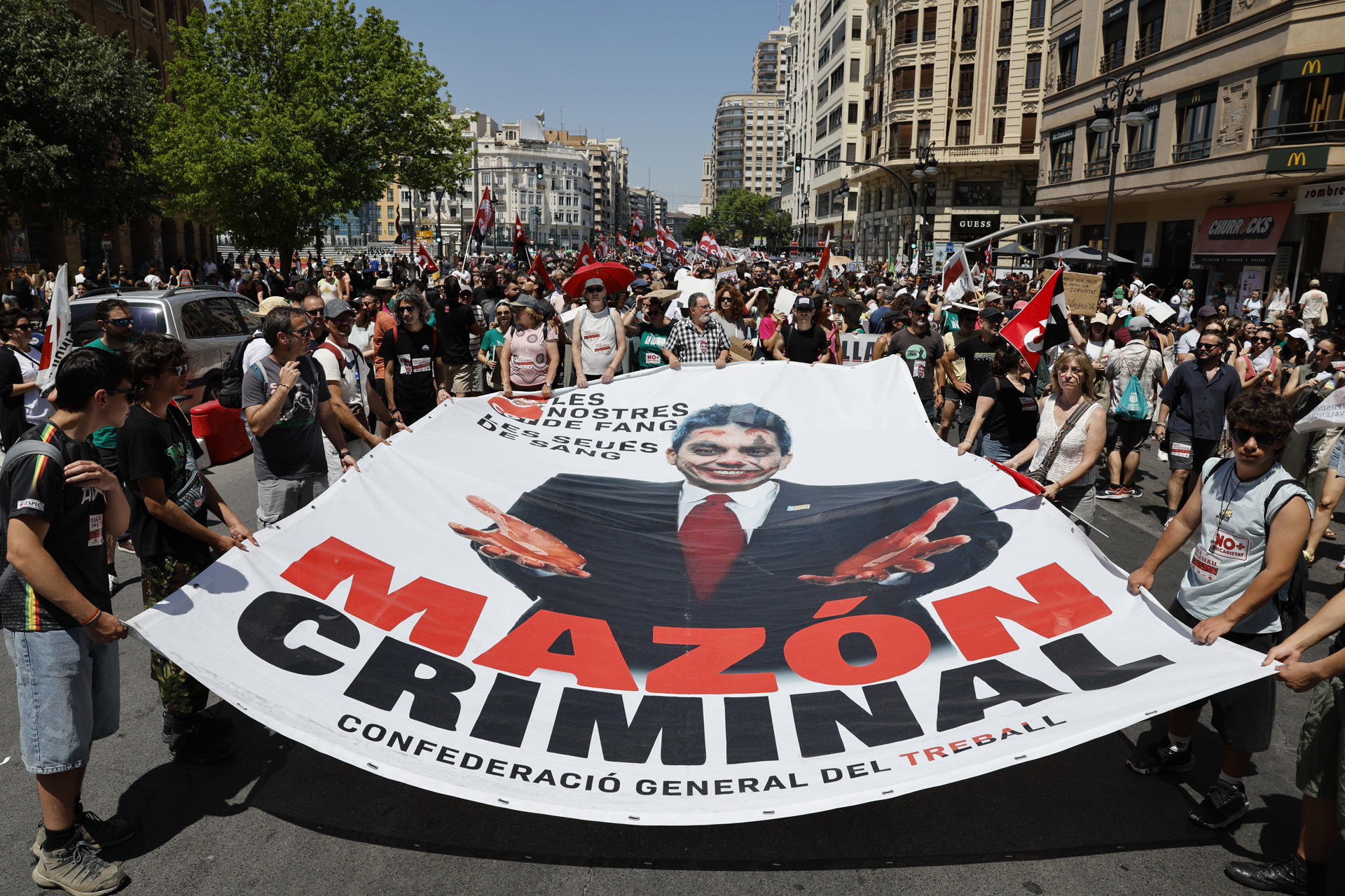 Los sindicatos convocantes de la huelga general en la Comunitat Valenciana, Intersindical, CGT, CNT y COS, celebran una manifestación por el centro de València. EFE/Ana Escobar