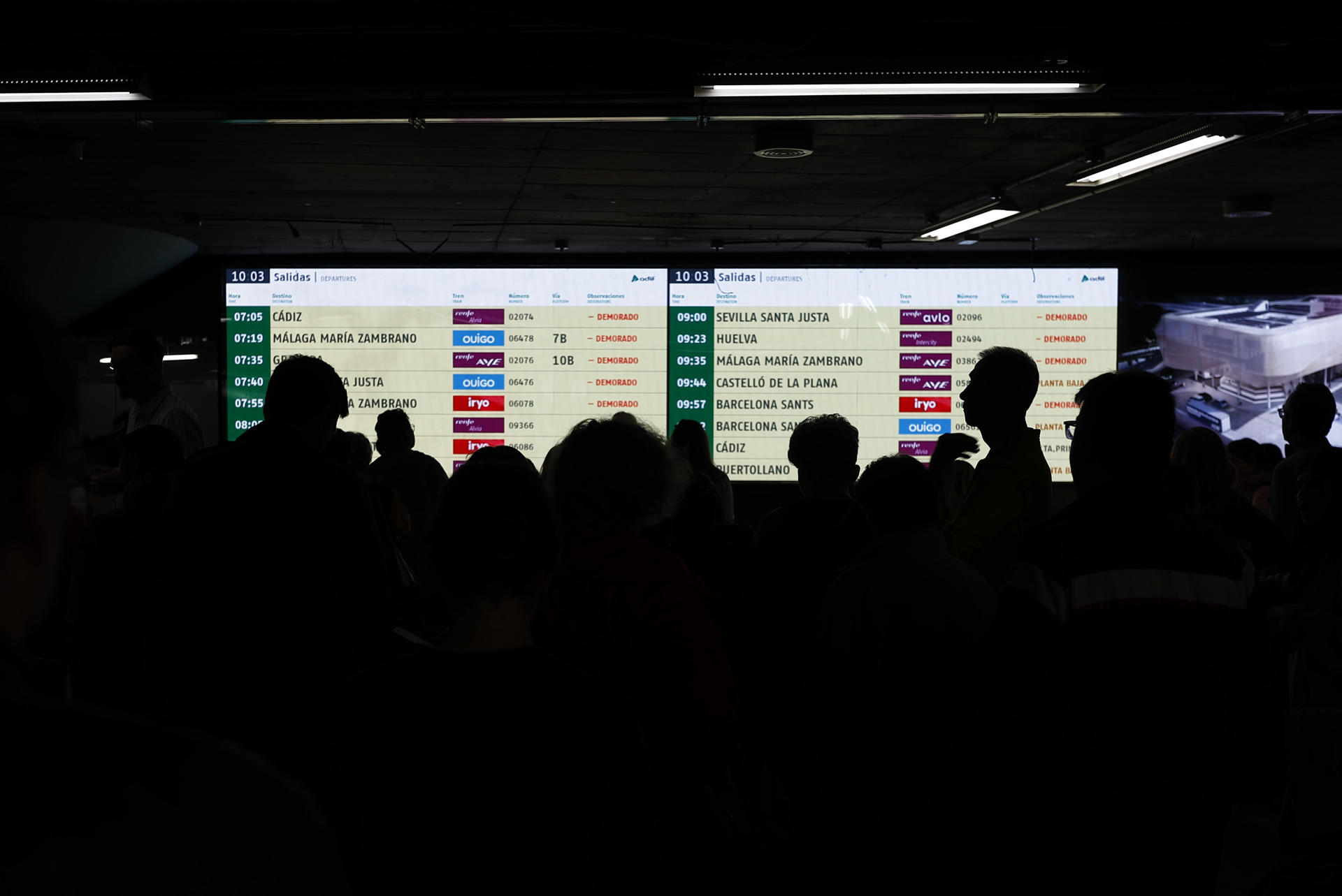 Un viajero afectado observa la pantalla de información en la Estación de Tren de Atocha. EFE/ Rodrigo Jiménez