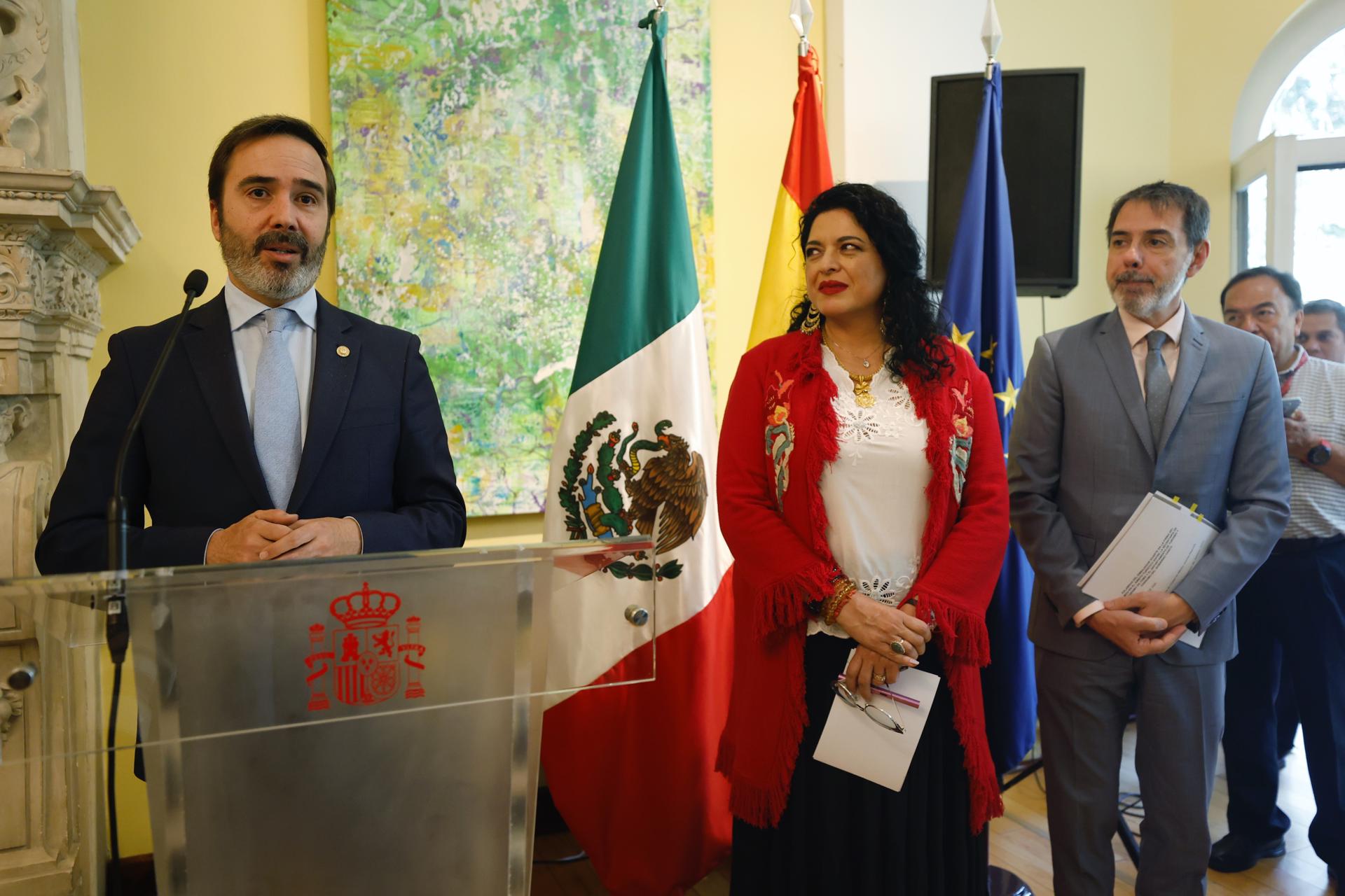 El consejero vasco de Turismo, Comercio y Consumo, Javier Hurtado (i), habla junto a la secretaria de Turismo de Ciudad de México, Alejandra Frausto (c), y el embajador de España en México, Juan Duarte en una rueda de prensa en Ciudad de México (México). EFE/ Sáshenka Gutiérrez
