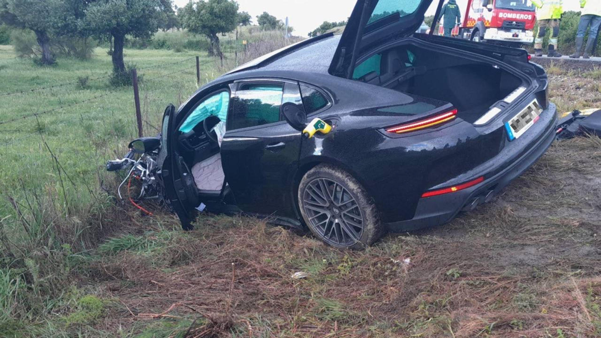 Dos mujeres y dos hombres han fallecido y otro varón ha resultado herido de carácter menos grave tras una colisión frontal entre dos turismos, este viernes, en la carretera N-630, en el término municipal de Plasencia (Cáceres), han informado la Guardia Civil y el Centro Coordinador de Emergencias 112 de Extremadura. EFE/ Servicio de Bomberos de la Diputación de Cáceres (SEPEI) / SOLO USO EDITORIAL SOLO DISPONIBLE PARA ILUSTRAR LA NOTICIA QUE ACOMPAÑA (CRÉDITO OBLIGATORIO)