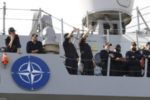La fragata "Álvaro de Bazán" y el buque "Patiño" regresan este domingo a su base en Ferrol tras permanecer desplegadas en aguas del Mediterráneo junto a la OTAN. EFE/ Kiko Delgado