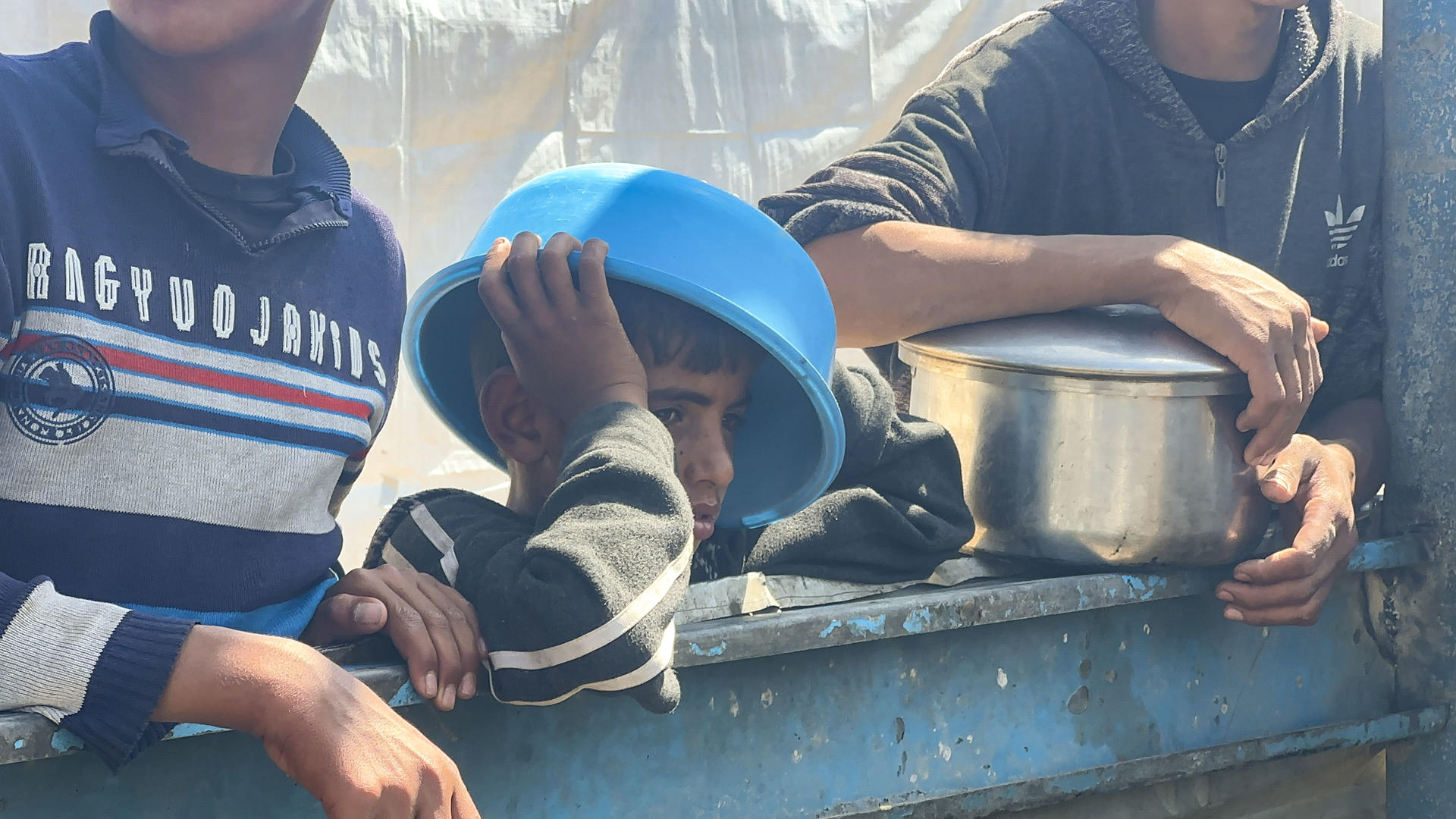 Imagen de 19 de abril de 2025 de un niño que espera la distribución de alimentos en Gaza. EFE/ Ahmad Awad