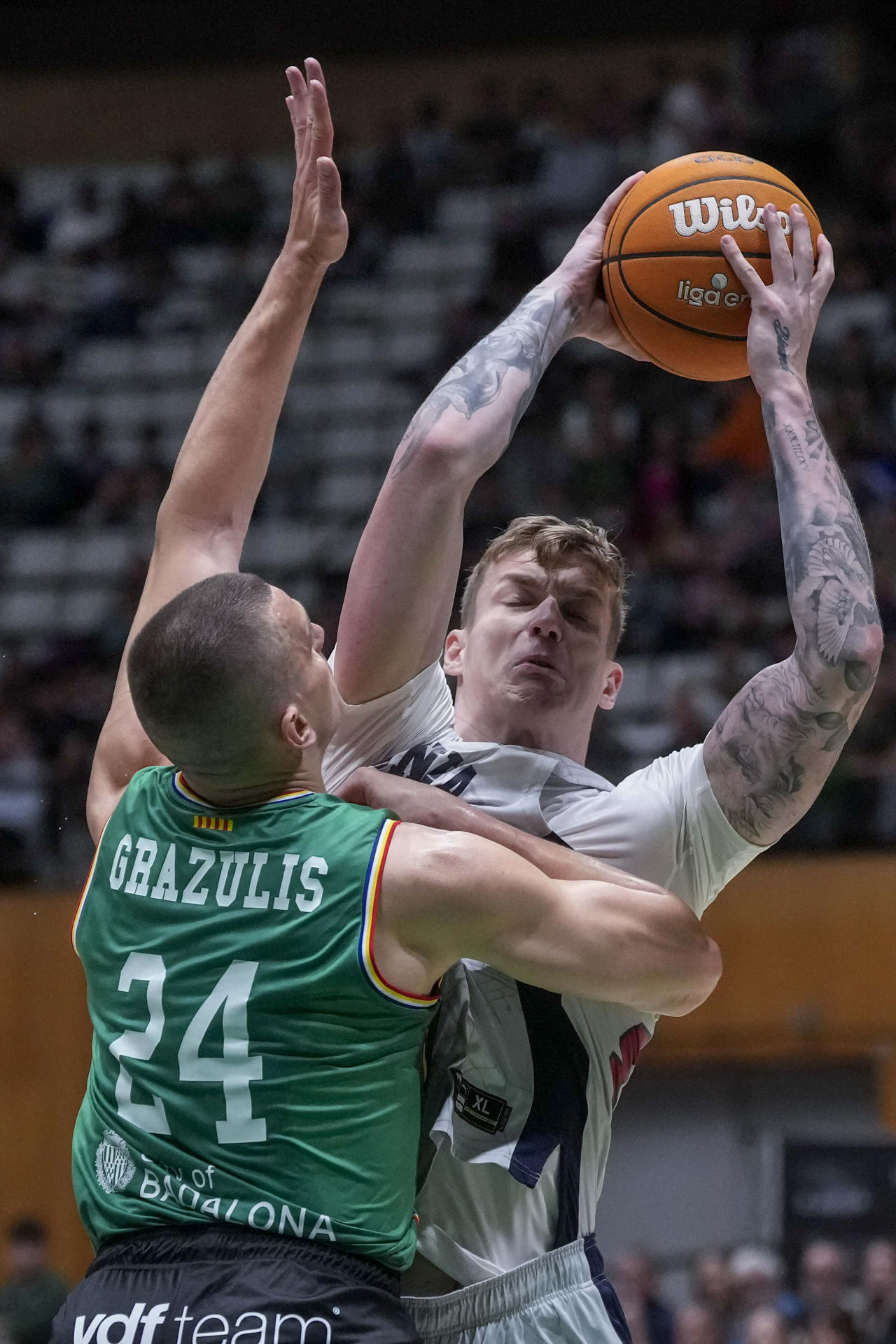 El ala-pivot croata de Baskonia, Luca Samanic (d), con el balón ante el alerón letón de Joventut, Andrejs Grazulis, durante el partido correspondiente a la fase regular de la Liga Endesa que disputaron Joventut y Baskonia en el Palau Municipal D´Esports de Badalona . EFE/ Enric Fontcuberta.
