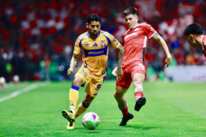 Franco Romero (d), de Toluca, disputa un balón con Javier Aquino, de Tigres, en un partido de vuelta de la semifinal del Torneo Clausura 2025 de la Liga MX entre Deportivo Toluca y Club Tigres en el estadio Nemesio Díez en Toluca (México). EFE/ Felipe Gutiérrez