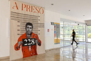 Vista general de la obra expuesta en la Facultad de Bellas Artes que muestra una obra que pide prisión para el president de la Generalitat, Carlos Mazón. EFE/Ana Escobar
