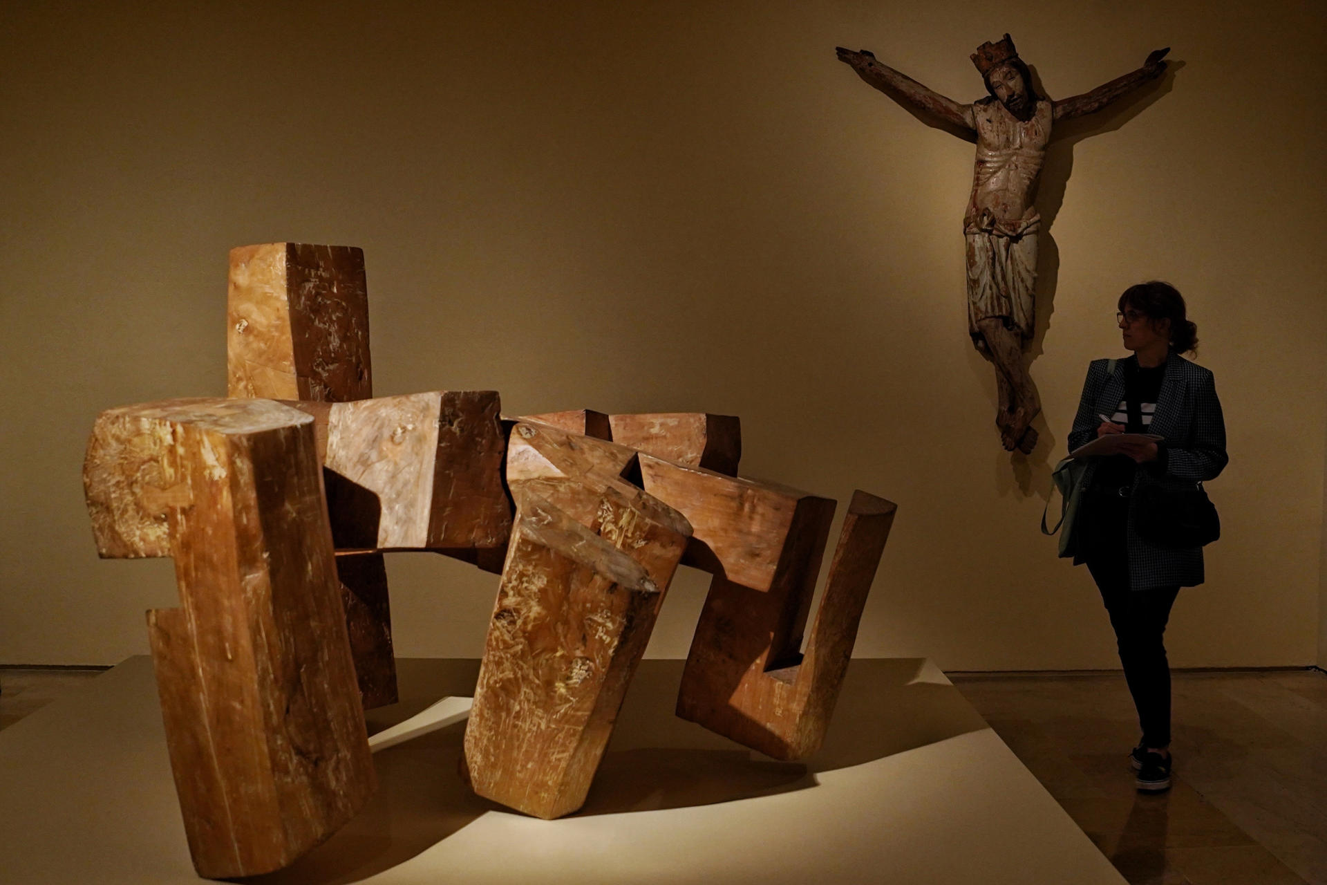 Más de medio centenar de obras de Eduardo Chillida componen la exposición "Chillida. Mística y Materia" que se muestran en el Museo Nacional de Escultura dentro de los actos programados desde el pasado año para conmemorar el centenario del autor. EFE/Nacho Gallego
