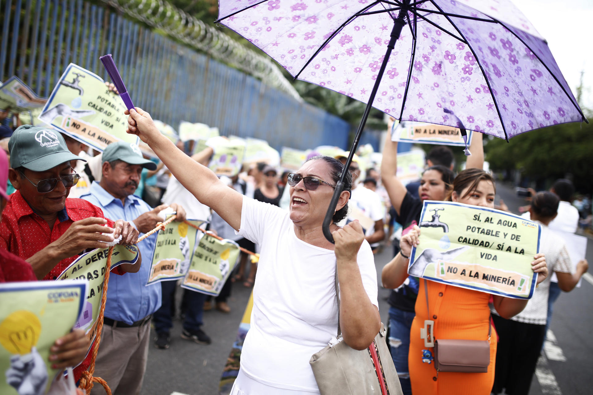 Un grupo de personas participa de una manifestación a las afueras de la Asamblea Legislativa este martes, en San Salvador (El Salvador). EFE/ Rodrigo Sura