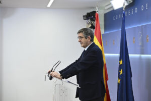El portavoz parlamentario del PSOE, Patxi López, durante la rueda de prensa que ha ofrecido este martes en el Congreso, donde se ha celebrado reunión de la Mesa y de la Junta de Portavoces. EFE/ FERNANDO VILLAR