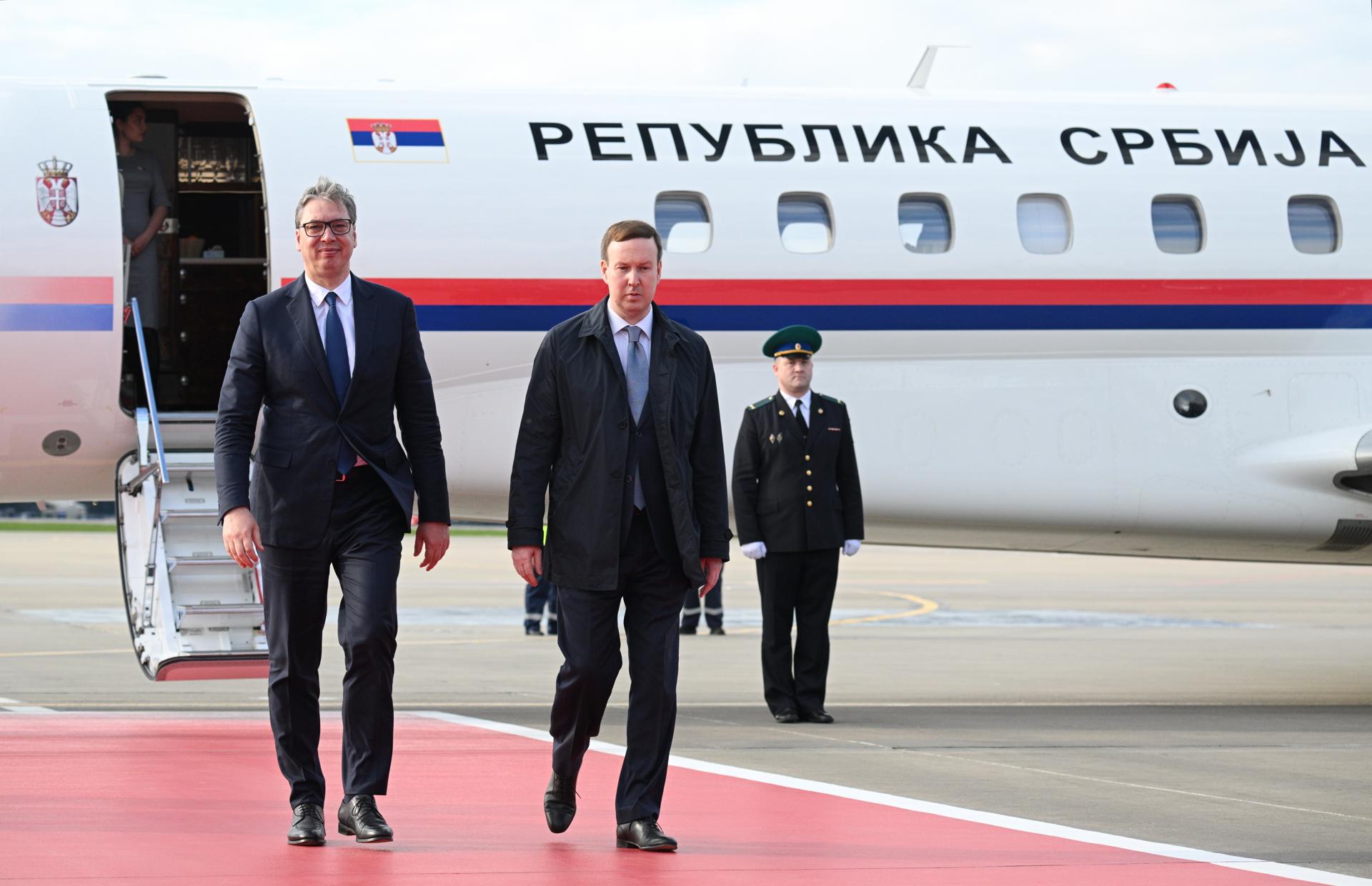 Una foto distribuida por la agencia fotográfica anfitriona RIA Novosti muestra al presidente serbio, Aleksandar Vucic (I), desembarcando de un avión a su llegada para asistir a las celebraciones para conmemorar el Día de la Victoria en Moscú, Rusia, el 07 de mayo de 2025. 
EFE/EPA/ILYA PITALEV/AGENCIA FOTOGRÁFICA ANFITRIONA RIA NOVOSTI / DISTRIBUCIÓN DISTRIBUCIÓN USO EDITORIAL SOLAMENTE/NO VENTAS