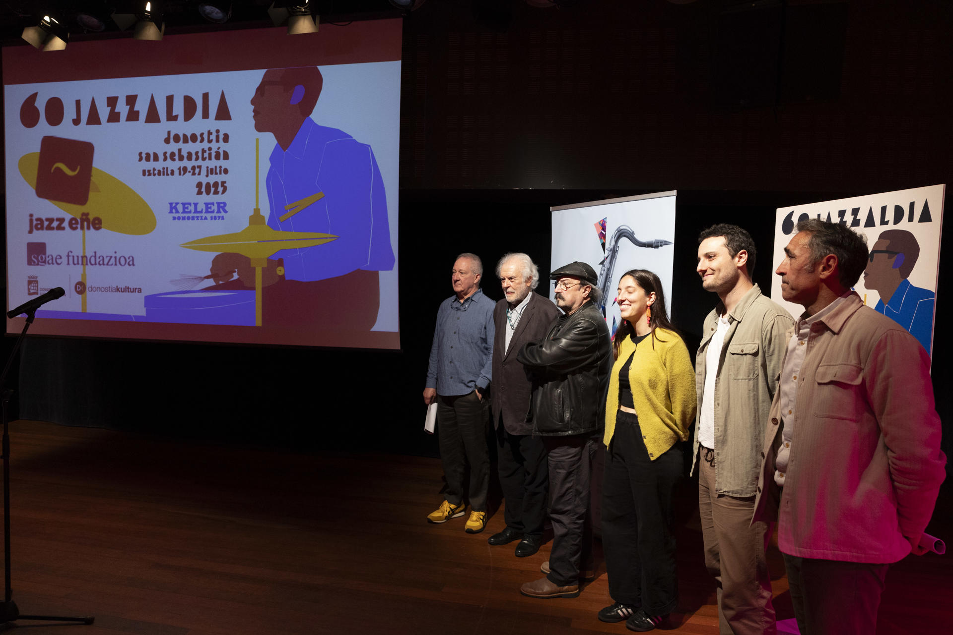 El director de Jazzaldia, Miguel Martín (i), posa junto a varios intérpretes este martes durante la presentación de la undécima edición del ciclo JazzEñe. EFE/Javier Etxezarreta