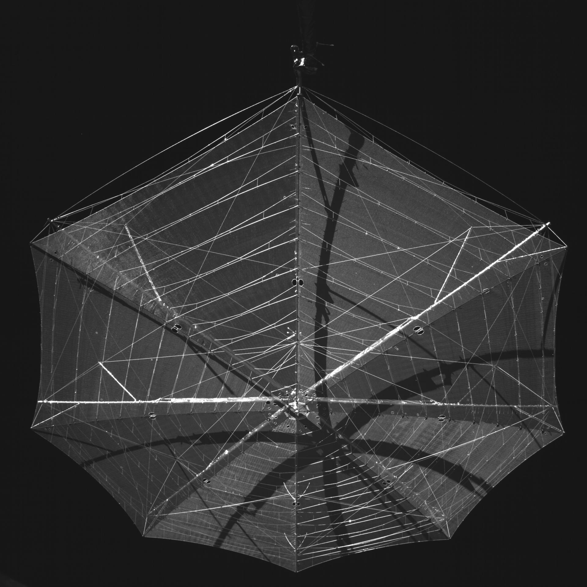 Imagen del reflector de la antena de Biomass completamente desplegado, la cual fue tomada por una cámara instalada en el propio satélite. EFE/Crédito: Agencia Espacial Europea (ESA)