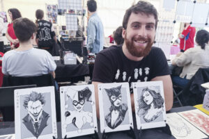 El ilustrador Óscar Fernández posa delante de algunas de sus obras en Alcalá de Henares, que da este fin de semana la bienvenida a la cuarta edición del 'Festival de cómic, ilustración y Rock&Roll Krunch!'. EFE/Guillermo Martínez