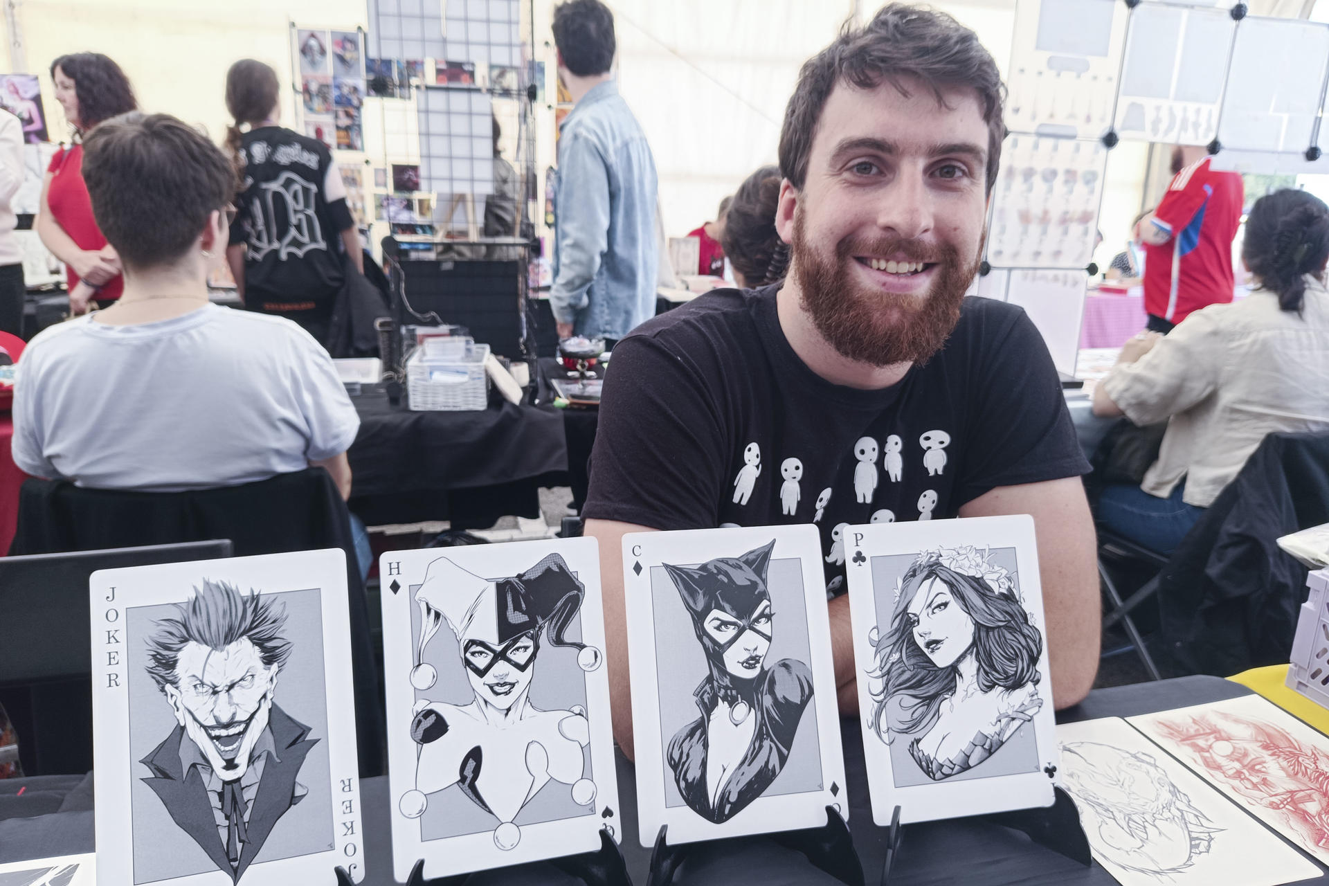 El ilustrador Óscar Fernández posa delante de algunas de sus obras en Alcalá de Henares, que da este fin de semana la bienvenida a la cuarta edición del 'Festival de cómic, ilustración y Rock&Roll Krunch!'. EFE/Guillermo Martínez