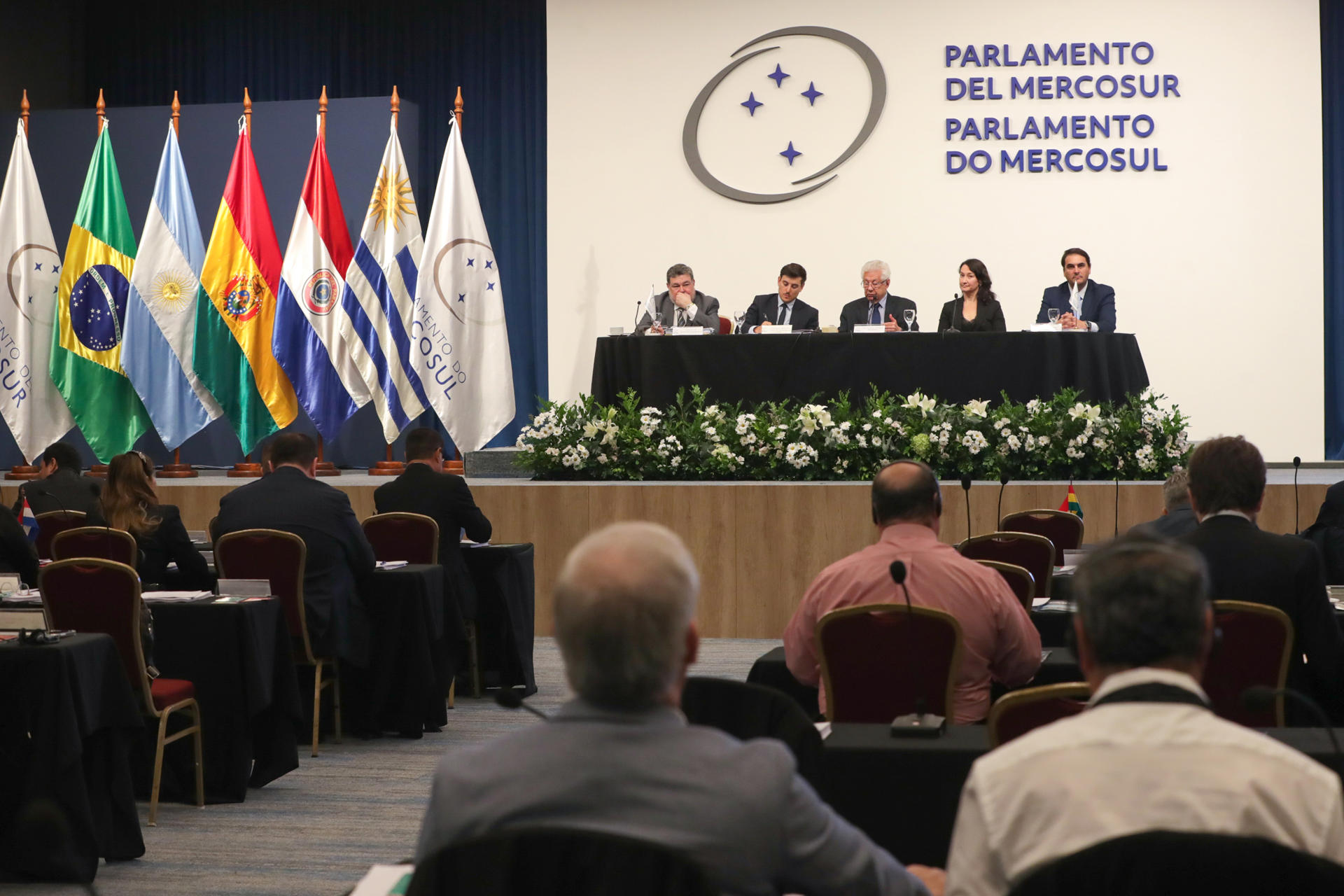 De izquierda a derecha: el secretario parlamentario del Parlasur, Edgar Lugo; el secretario de la Presidencia del Parlasur, Alexandre Andreatta; el presidente del Parlasur, Arlindo Chinaglia; la vicecanciller de Uruguay, Valeria Csukasi; y el secretario administrativo del Parlasur, Federico Ricagni, participan en la II Sesión Especial del Parlamento del Mercosur (Parlasur) este lunes, en Montevideo (Uruguay). EFE/ Alejandro Prieto