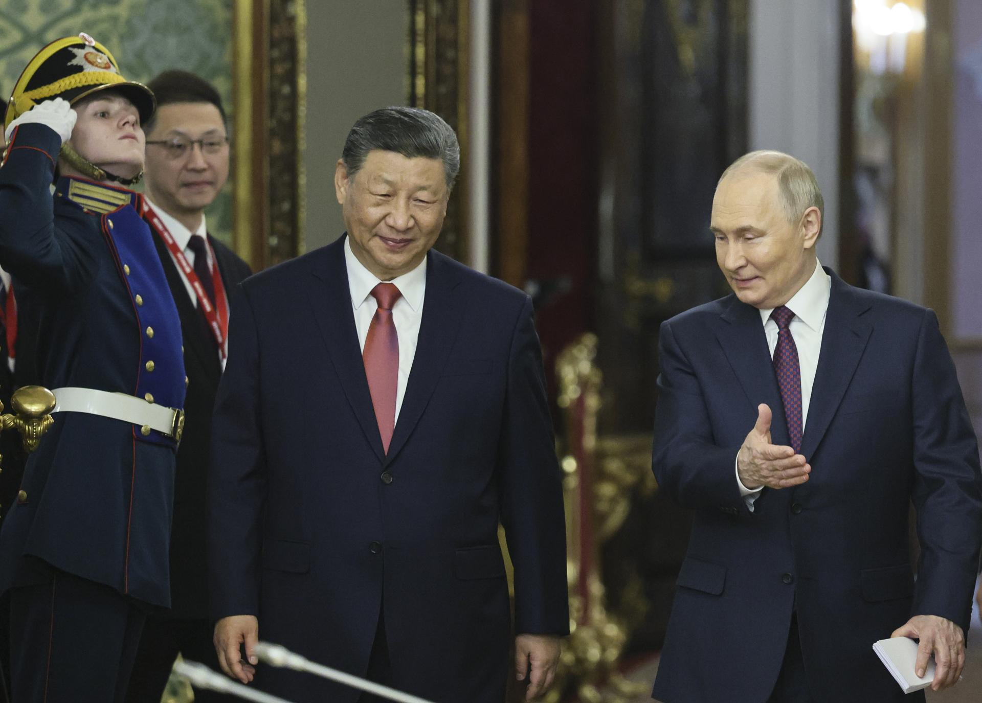El presidente ruso, Vladímir Putin recibe al presidente chino, Xi Jinping, antes de su reunión en el Kremlin de Moscú, Rusia, este jueves. EFE/ Yuri Kochetkov / POOL