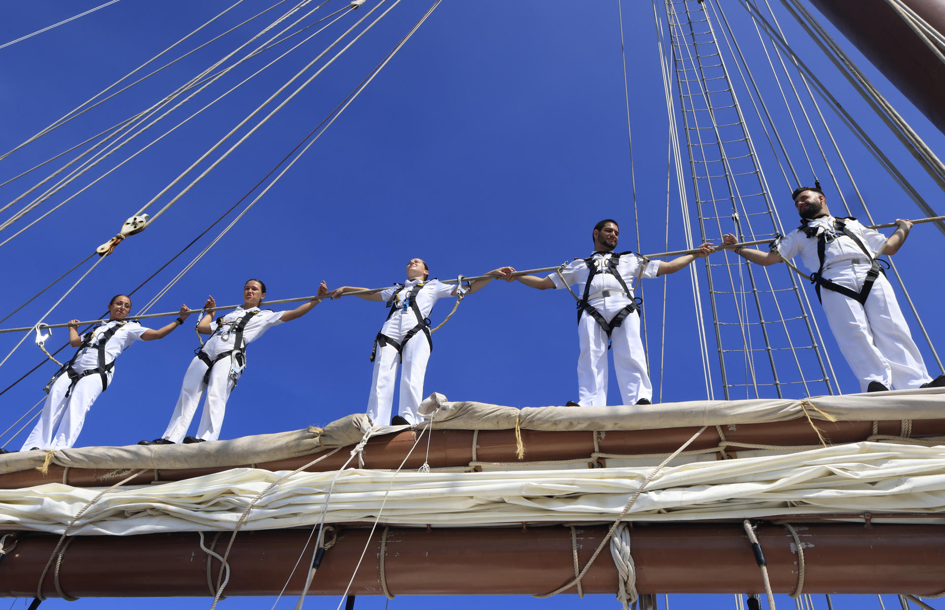 El buque escuela de la Armada española Juan Sebastián Elcano que realiza su crucero 97 de instrucción arriba el puerto de Cartagena de Indias (Colombia). EFE/RICARDO MALDONADO ROZO
