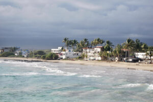 Fotografía de archivo que muestra una de las playas de Puerto Villamil, en la isla Isabela, la más grande del archipiélago de las Islas Galápagos (Ecuador). EFE/Fernando Gimeno