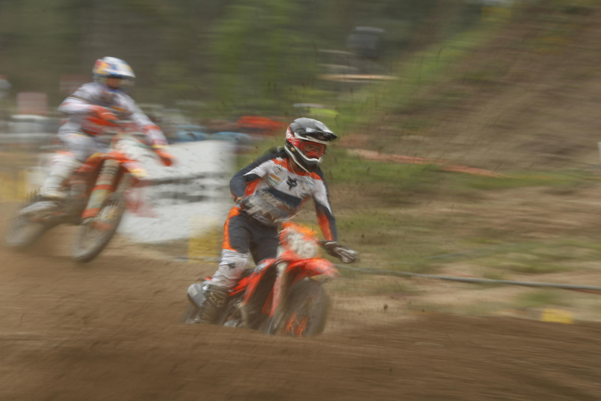 El francés Quentin Marc Prugnieres (KTM) durante la carrera de la categoría MX2 del Gran Premio de España dentro del campeonato mundial de Motocross, este sábado. EFE/ Eliseo Trigo