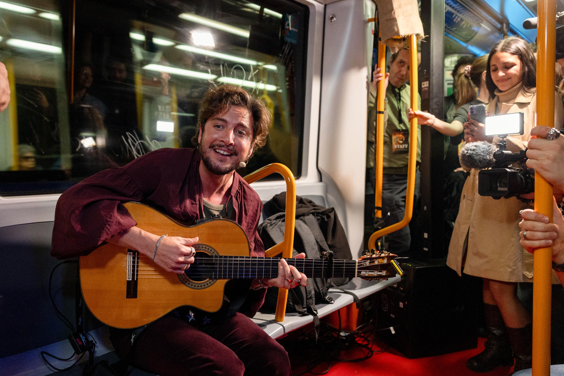 El cantante Manuel Carrasco durante el acto por el lanzamiento del disco Pueblo Salvaje , este jueves en el Metro de Ciudad Universitaria, en Madrid. EFE/ Daniel González