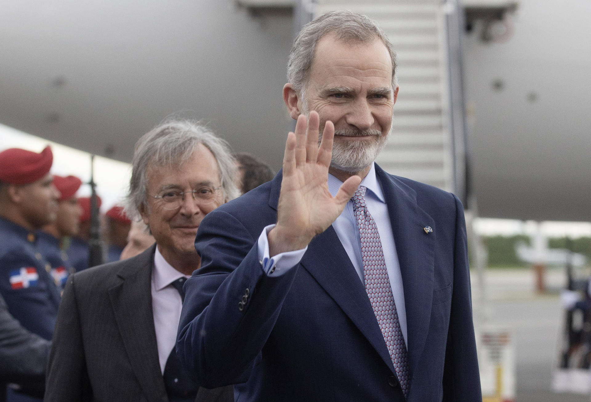 El rey Felipe VI saluda este lunes, a su llegada a Santo Domingo (República Dominicana). EFE/ Orlando Barría