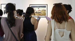 Personas observan la exposición 'Ojo de Agua', inaugurada este martes, en el Centro de Prensa Internacional (CPI) en La Habana (Cuba). EFE/ Ernesto Mastrascusa