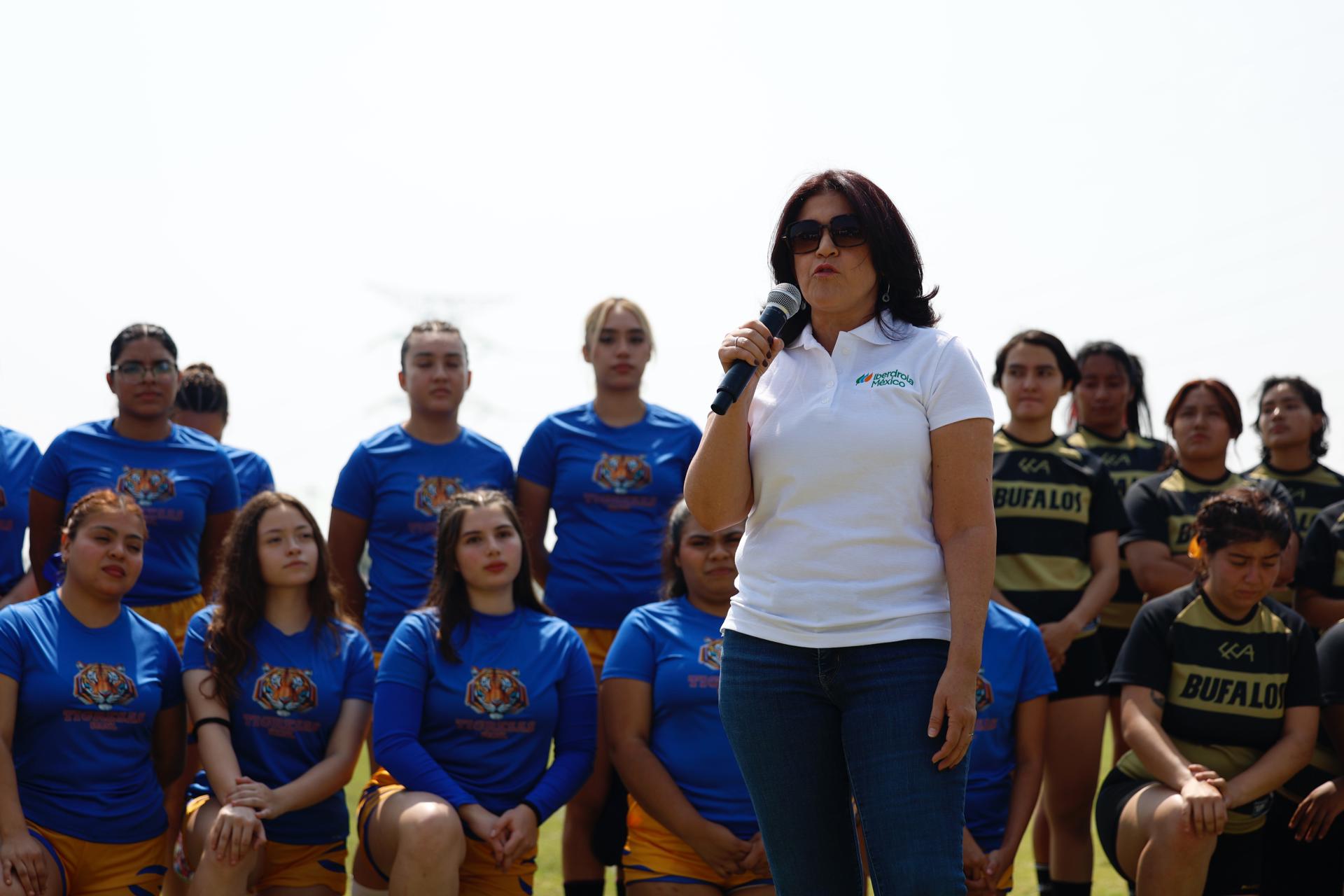 Fotografía de la directora de comunicación social de Iberdrola México, Paola Martínez, hablando al finalizar el Torneo Interuniversitario de Iberdrola México-DestElla en Ciudad de México (México). EFE/ Sáshenka Gutiérrez