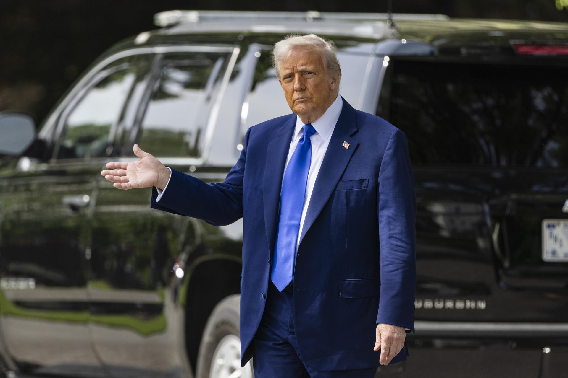 El presidente de Estados Unidos, Donald Trump, dijo este lunes que "volaría si pensara que sería útil" a la reunión propuesta por el mandatario ucraniano, Volodímir Zelenski, a su homólogo ruso, Vladímir Putin, el próximo jueves en Turquía. EFE/EPA/JIM LO SCALZO