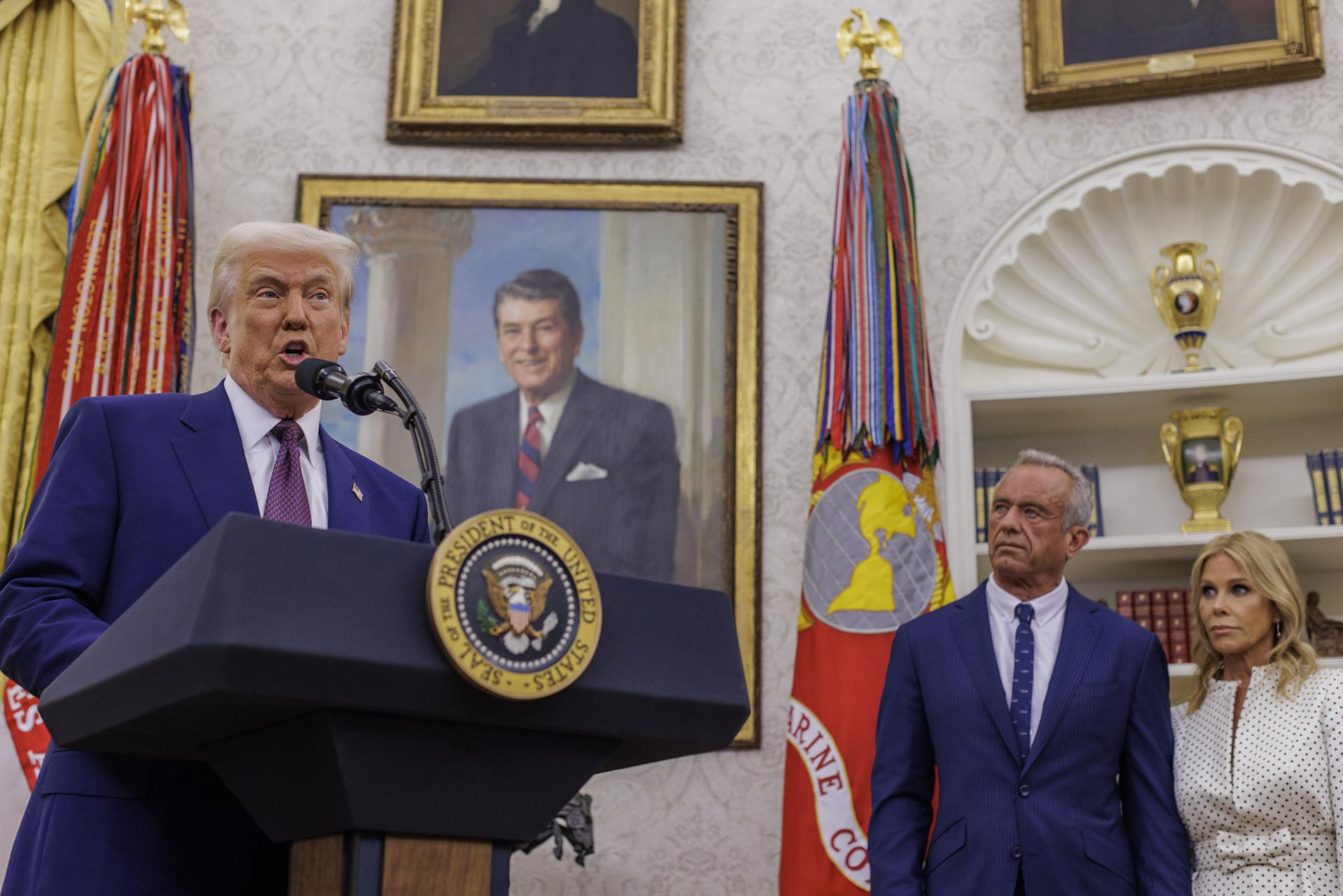 Fotografía de archivo del presidente de Estados Unidos, Donald Trump (i), junto al secretario estadounidense de Salud, Robert F. Kennedy Jr. (2-d), en el despacho Oval de la Casa Blanca, en Washington DC (EE.UU.). EFE/Jason Andrew/Pool