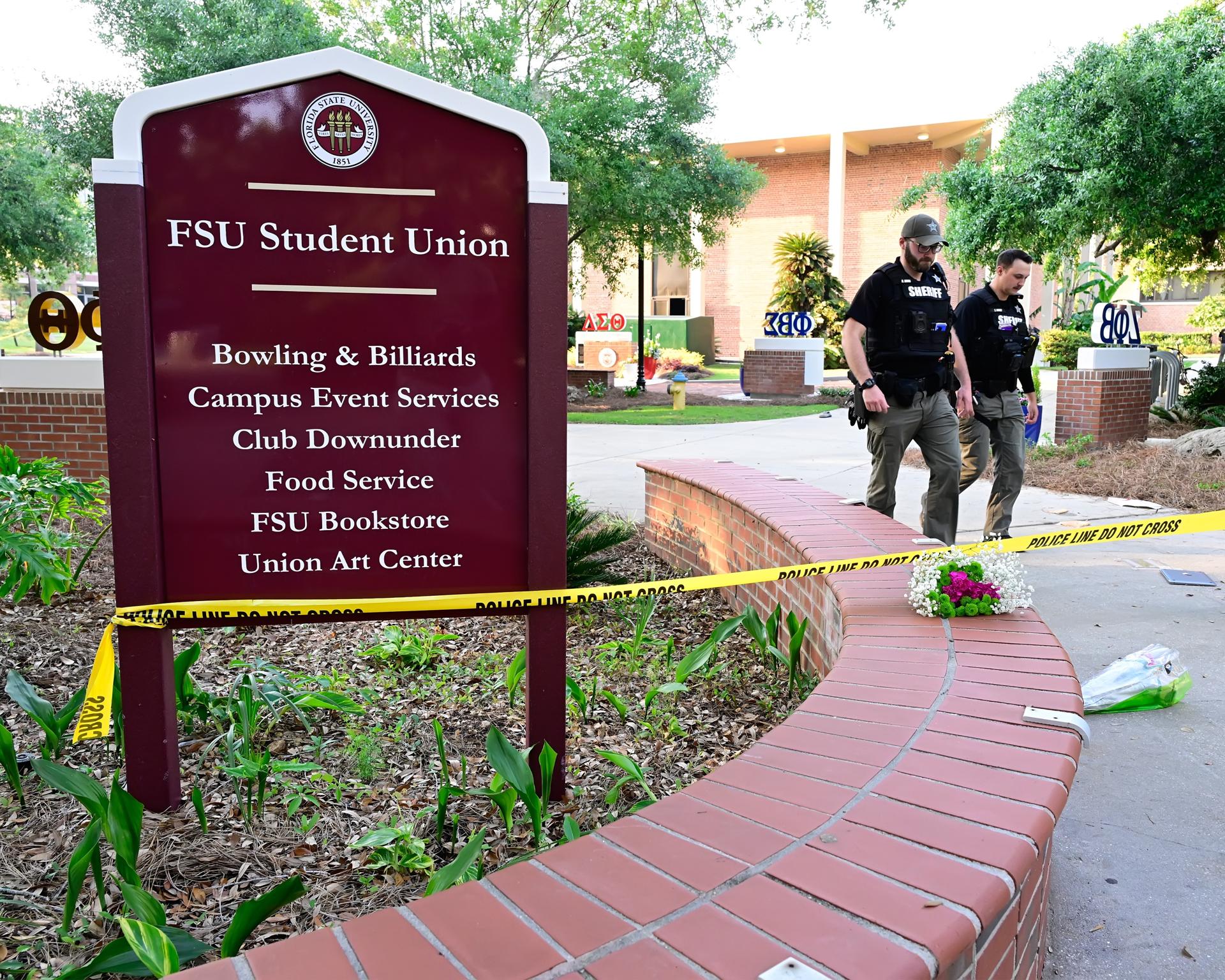 Fotografía de archivo de agentes de policía en la Universidad Estatal de Florida, en Tallahassee, Florida. EFE/DON HAYES